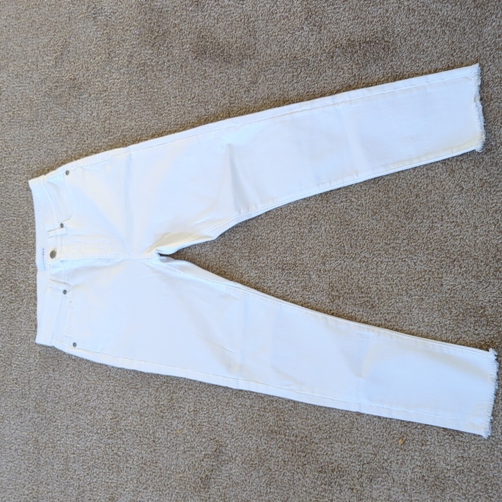 Skinny fit white jeans